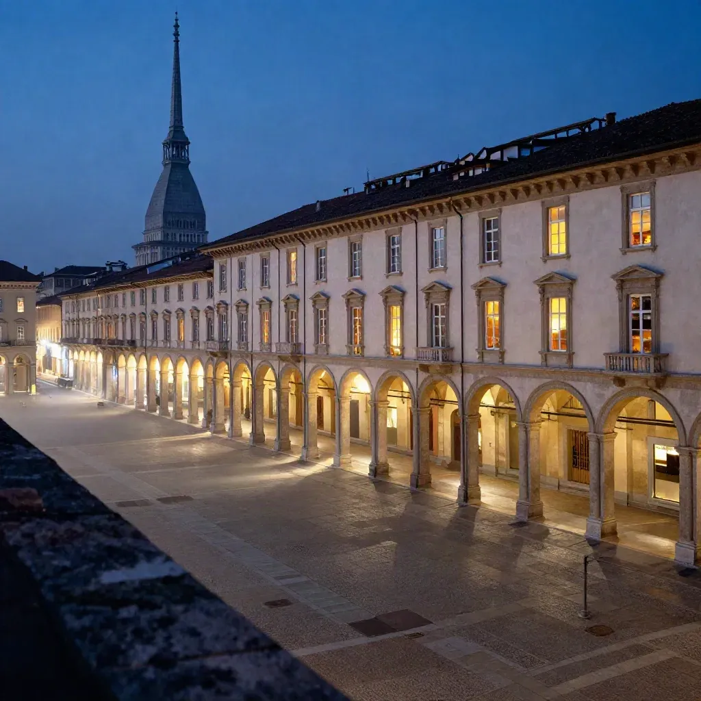 Portici di Torino e Mole Antonelliana al crepuscolo tra la nebbia, piazza calma e luminosa.